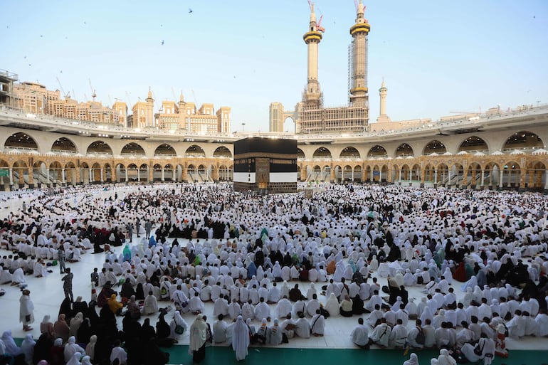 Imagen cedida por la oficina de prensa del reino saudí en la que se observa a los musulmanes peregrinos durante el rezo de  "Eid Al-Adha" en La Meca.  (AFP)