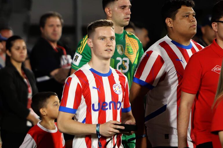 Joshua Duerksen ingresando al campo de juego antes del encuentro entre Paraguay y Argentina por las clasificatorias al Mundial FIFA 2026.