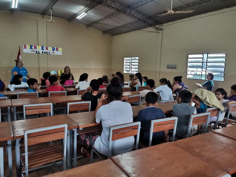 Niños de un centro comunitario participan de uno de los encuentros de "Cuentos en Navidad", con narradores voluntarios.