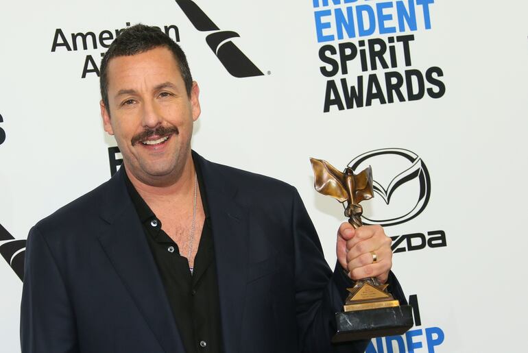 Adam Sandler posa con el premio al mejor actor luego de la ceremonia de los premios Spirit.