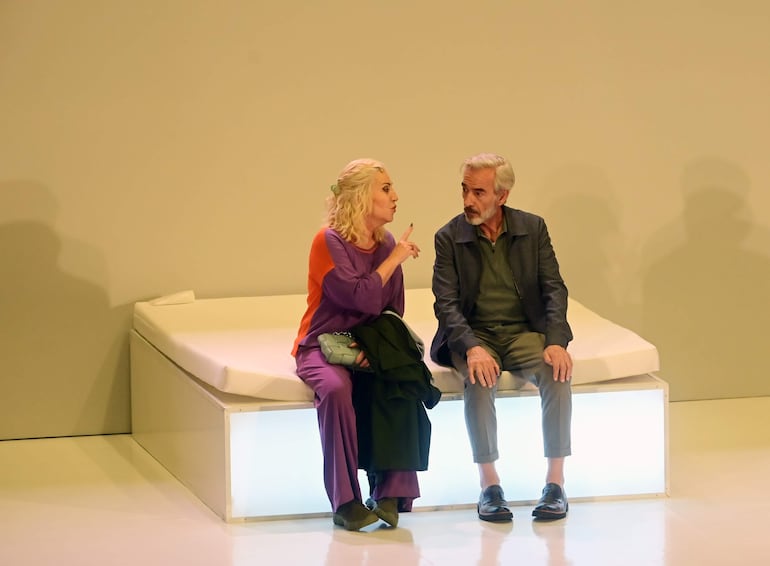 Mercedes Morán e Imanol Arias en una escena de la obra "Mejor no decirlo", que hoy ofrecerá su última función en Asunción.