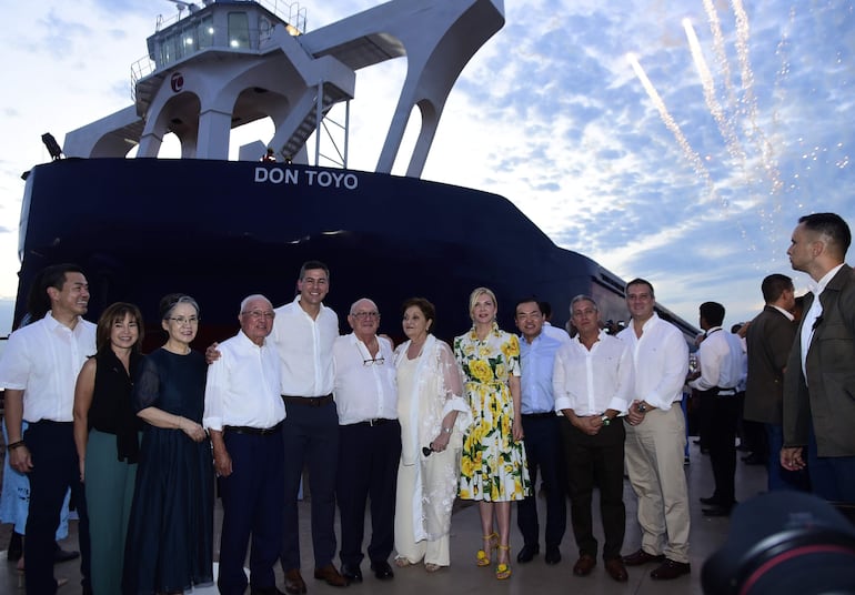 El presidente de la República, Santiago Peña, participó de la ceremonia de botadura del buque "Don Toyo" en el Astillero Aguapé un día antes de que se concrete la venta directa.