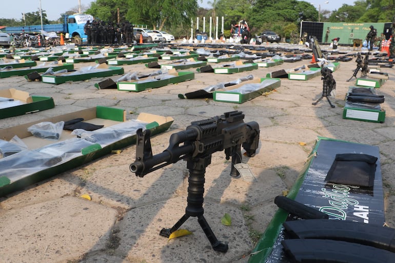 Fotografía de 192 armas decomisadas por la policía al narcotráfico, este sábado en un almacén del Aeropuerto Internacional de Viru Viru en Santa Cruz (Bolivia).