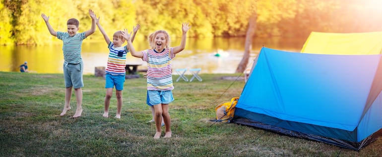 Vacaciones de invierno. Imagen de niños en un camping.