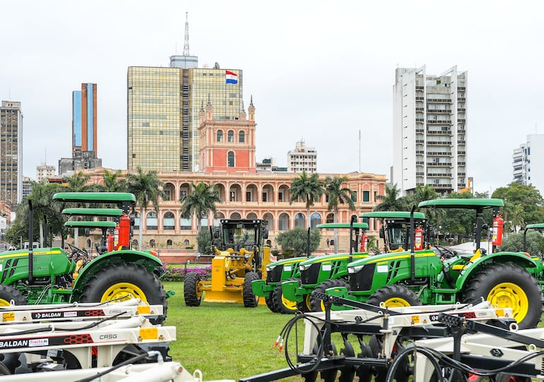 El Gobierno entregó ayer otro lote de maquinarias por US$ 2,4 millones a gobernaciones, adquiridas por Itaipú con la asistencia de la Unops, sin el control de Contrataciones Públicas.