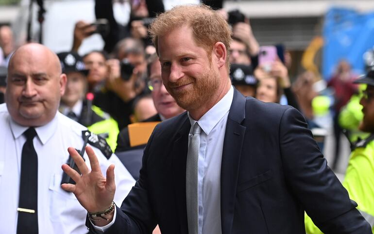 El príncipe Enrique llega a la Corte en Londres.