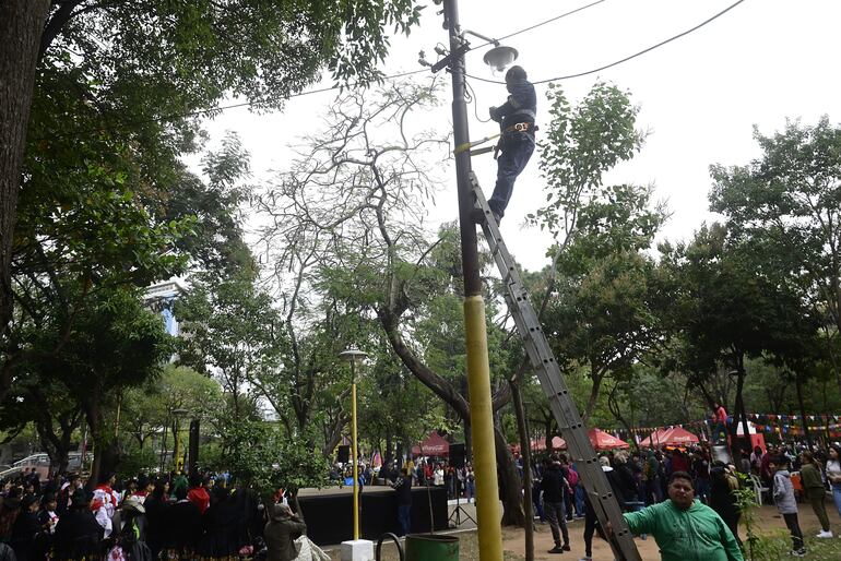 La Municipalidad de Asunción seguía trabajando ayer a última hora en los arreglos de las plazas, en pleno festival.