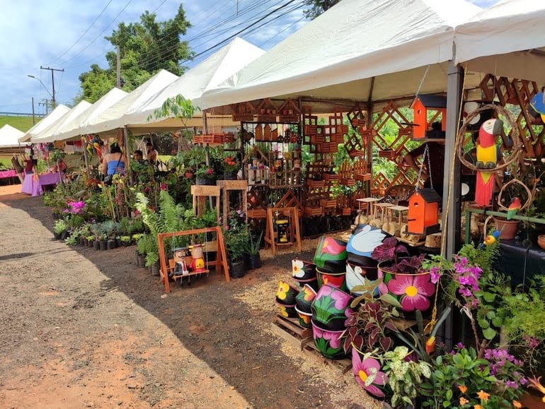 En los coloridos stands se ofrecen plantas, insumos para jardineria y artesanía.