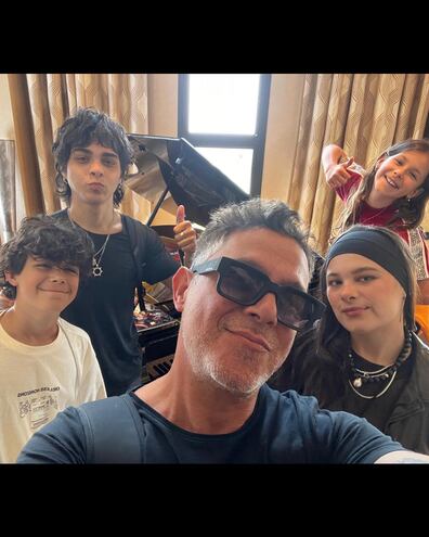 Alejandro Sanz fue con sus cuatro hijos a Disneyland París.