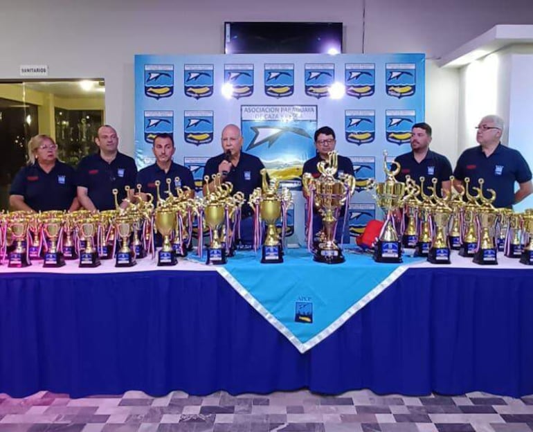 Autoridades de la APCP presentando el torneo 80° Aniversario y  los trofeos para los mejores.