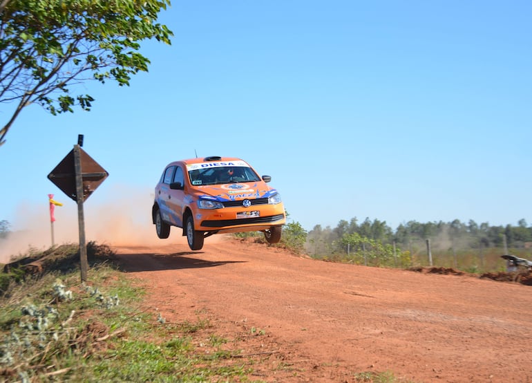 Espectacular salto del VW Gol Trend 16V de Nicolás Baeza y Cristian Ledesma en una de las PE.