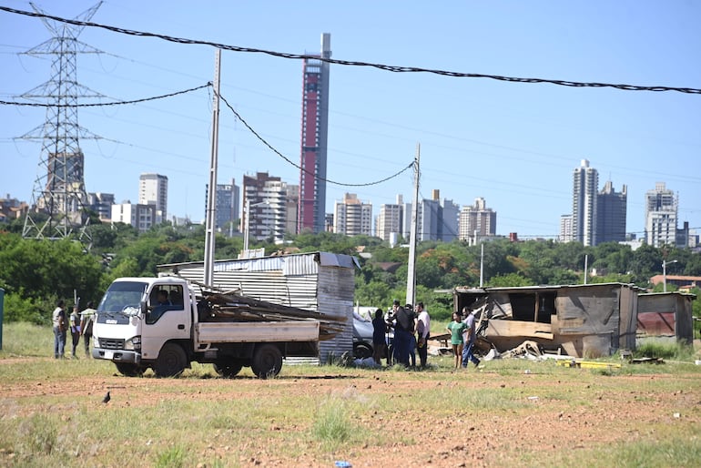 Una de las tierras que intentó subastar Nenecho Rodríguez hoy alberga a 53 familias damnificadas.