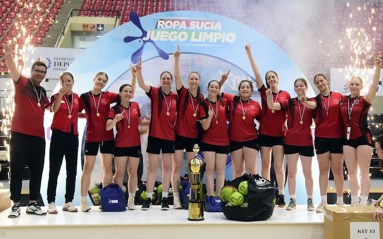 Del Chaco al triunfo: Las alumnas del Colegio Neuland del departamento de Boquerón ganaron el primer puesto en vóleibol sub 17.