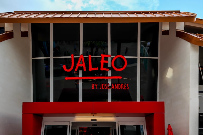 Restaurante Jaleo del chef José Andrés en Orlando, Florida, Estados Unidos, ofrece cocina española, incluyendo tapas, paella, sangría y más.