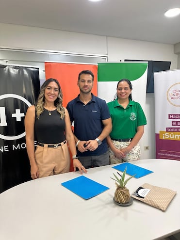 Eduardo Celano, Director Ejecutivo de ONE MORE, Nora Benítez, directora del Hogar Esmeralda y Laura Amarilla representando al Shopping Villamorra, que apoyó esta causa desde la organización de la carrera.