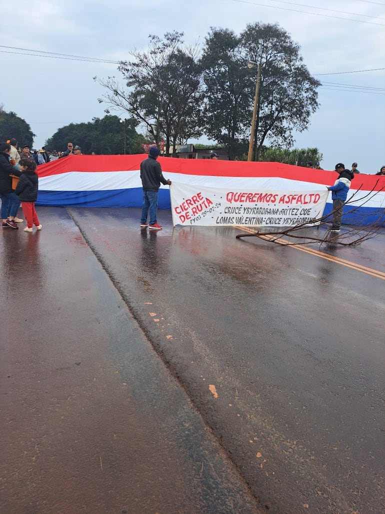 Manifestación indefinida por obra inconclusa de asfaltado en Canindeyú.