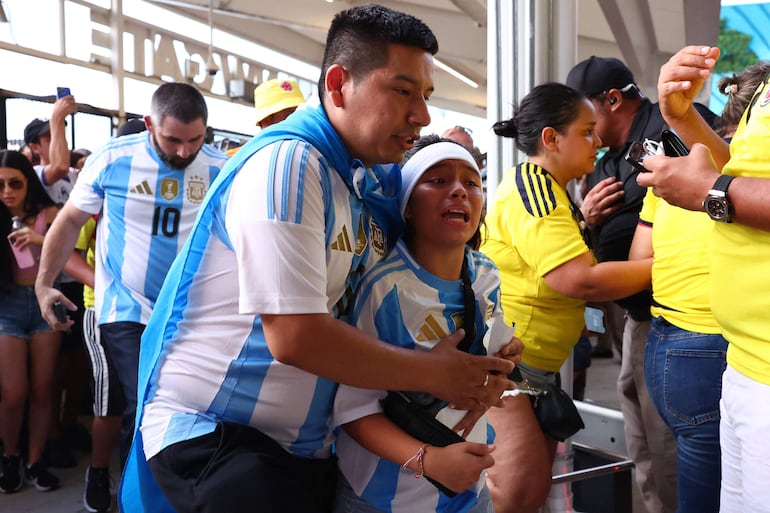 El ingreso al Hard Rock Stadium para la final de la Copa América 2024 fue desbordado por hinchas colombianos y argentinos, obligando al retraso del inicio del partido entre Argentina y Colombia. 