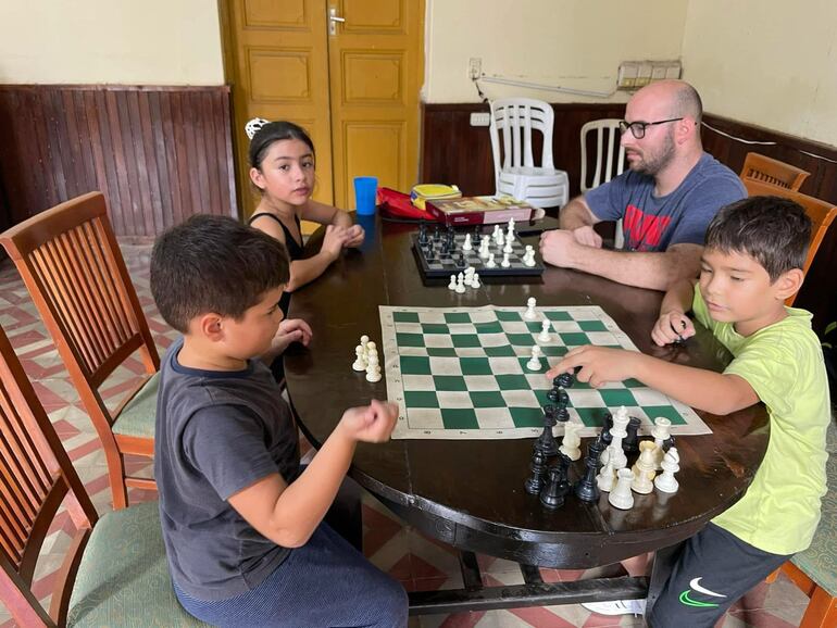 Pequeños participando del taller de ajedrez.