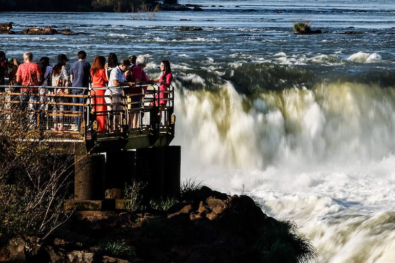 Turistas recorriendo el Parque Nacional del Iguazú, en Puerto Iguazú (Argentina). Las imponentes Cataratas del Iguazú son reconocidas como Patrimonio de la Humanidad y una de las siete maravillas naturales del planeta.