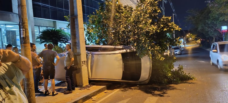 Así quedo este automóvil que protagonizó un aparatoso accidente de tránsito sobre la avenida Médicos del Chaco.