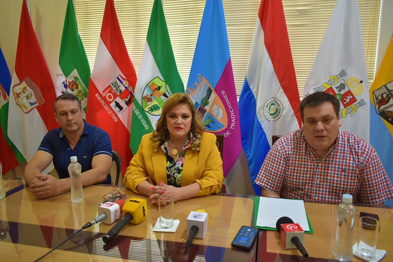 La intendenta Norma Godoy (ANR) junto con el gobernador César Sosa (ANR) y Felipe Aguirre, durante la presentación del evento.