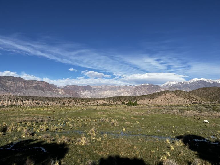 El amanecer resplandeciente en el valle del río Uspallata.