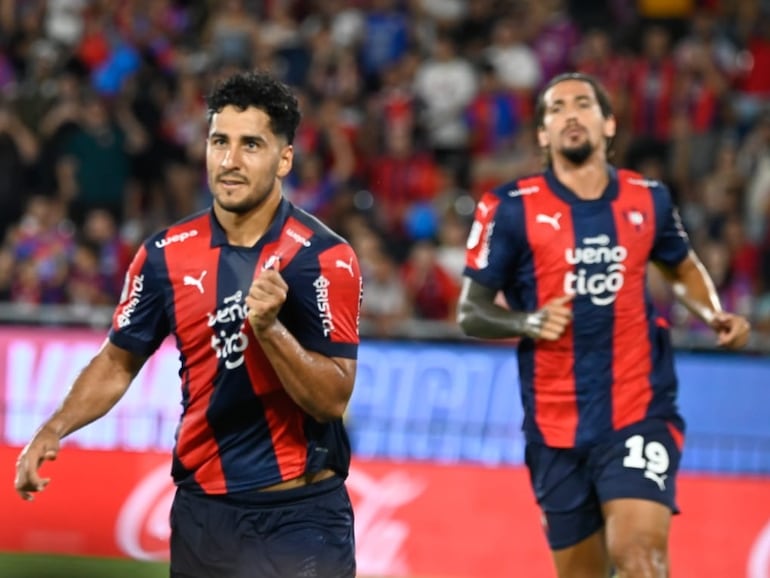 Cecilio Domínguez, jugador de Cerro Porteño, festeja un gol en el partido frente a Nacional por la tercera fecha del torneo Apertura 2025 del fútbol paraguayo en el estadio La Nueva Olla, en Asunción, Paraguay.