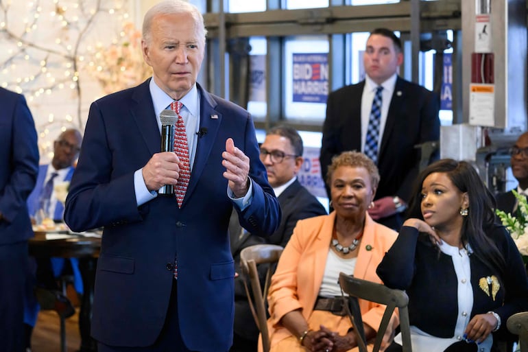 El presidente Joe Biden, en un acto de campaña en South Side restaurante en Philadelphia, Pennsylvania.