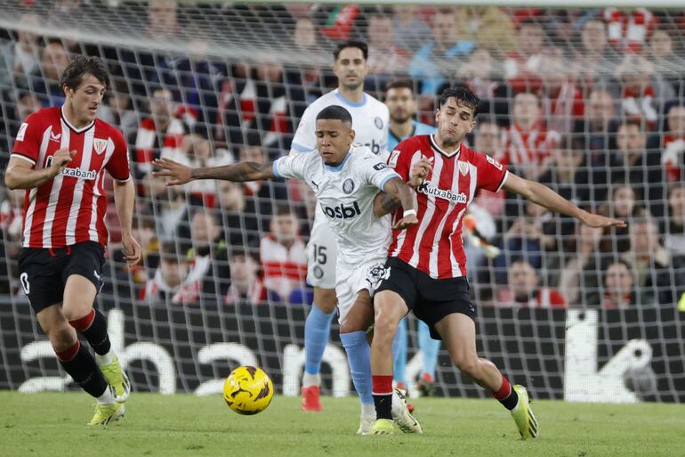 BILBAO, 19/02/2024.- El centrocampista del Athletic Club Beñat Prados (d) disputa una posesión con el delantero brasileño del Girona Sávio Moreira (2i) durante el encuentro correspondiente a la jornada 25 de LaLiga EA Sports disputado entre Athletic Club y Girona FC en San Mamés, Bilbao. EFE/ Luis Tejido
