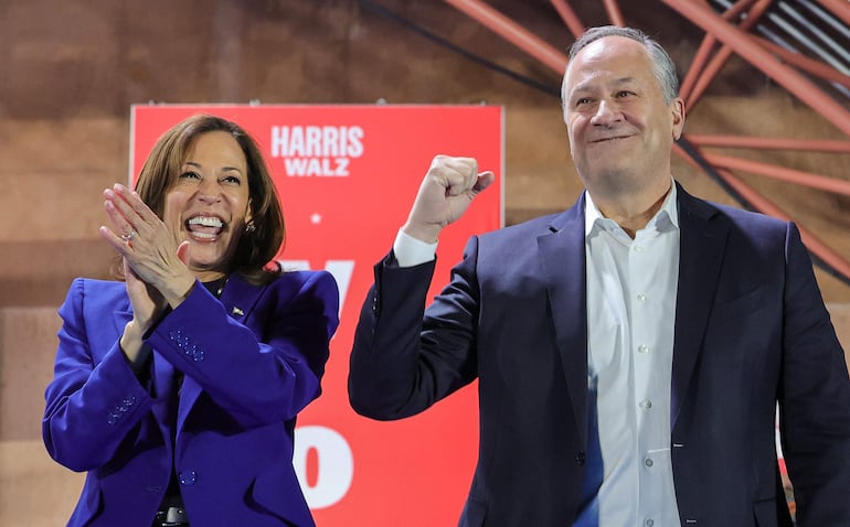 Imagen ilustrativa: la vicepresidenta y candidata a la presidencia de Estados Unidos, Kamala Harris, junto a su esposo Doug Emhoff.