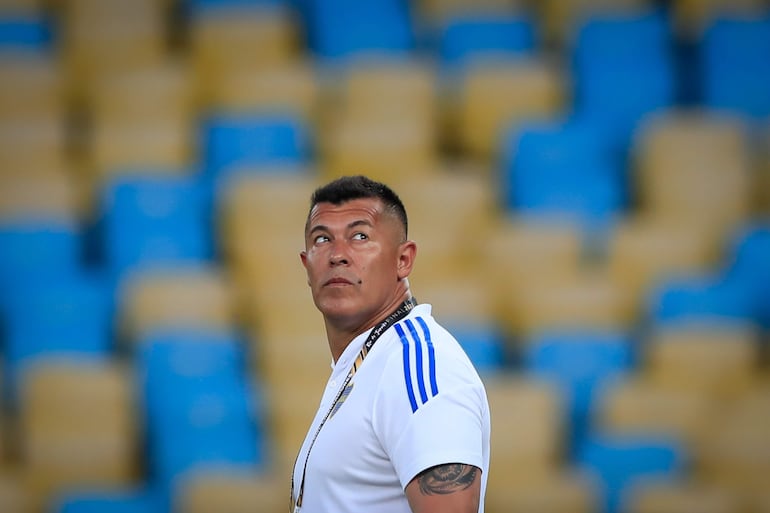 El argentino Jorge Almirón, entrenador de Boca Juniors, hace reconocimiento de campo previo al partido de la final de la Copa Libertadores ante Fluminense, en el estadio Maracaná, en Río de Janeiro.
