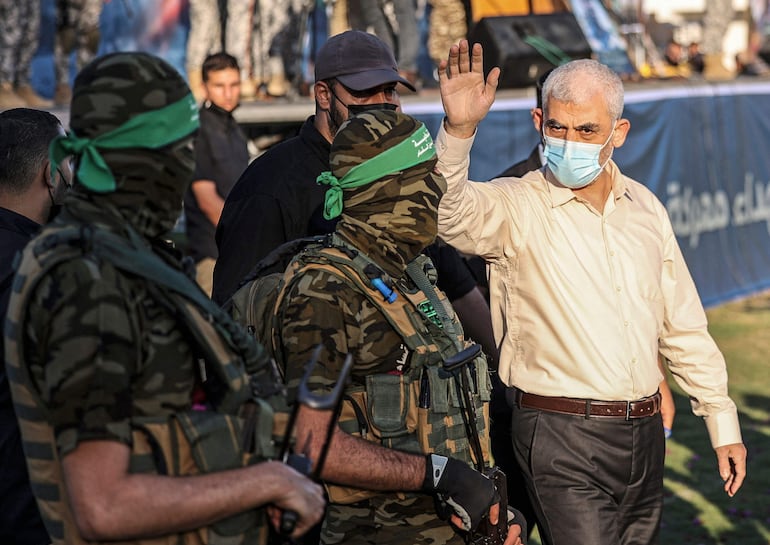 Yahya Sinwar (d), el líder de Hamás, abatido por Israel hoy. 