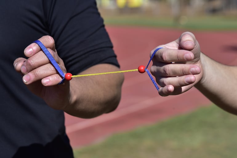 El elemento que usan para correr se denomina Tether que es básicamente una cuerda con sujetadores para que ambos puedan coordinar los movimientos.