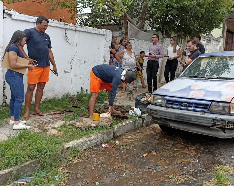 Funcionarios de la Essap trabajan para desconectar conexiones clandestinas.