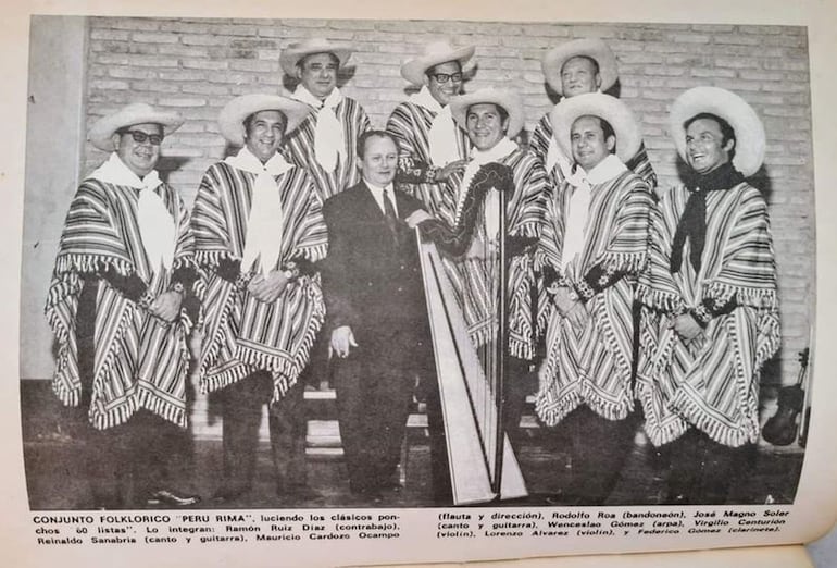 Los músicos del grupo Perurimá con sus ponchos de 60 listas. Foto del libro Memorias de un Pychãi, de Mauricio Cardozo Ocampo