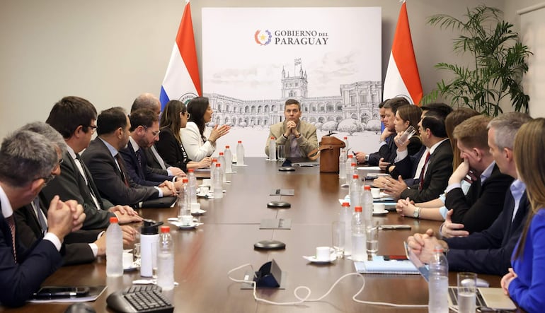 Reunión de Mesa Energética Nacional en Mburuvichá Róga, con el presidente Santiago Peña.