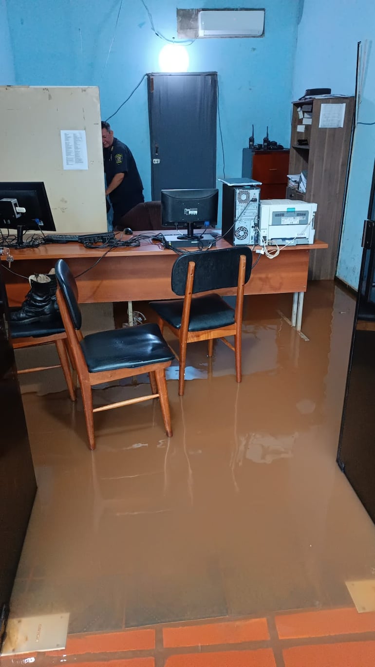 Ni la comisaría se salvó de la inundación en Ciudad del Este.