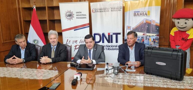 El gerente ejecutivo de la DNIT, Braulio Ferreira (centro), durante la conferencia de prensa realizada esta mañana, luego de recibir de las autoridades de la UIP y del titular del Grupo Bahía el nuevo dron para combatir el contrabando.