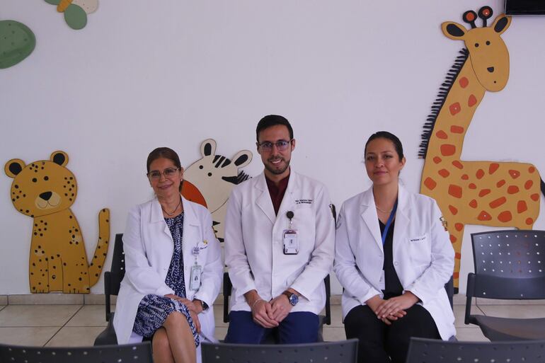 La doctora pediatra neonatóloga, Elisa García Morales (i), el doctor en procesos biotecnológicos Alonso Amezcua (c) y la nutrióloga Nadia Belén Guerrero posan durante una entrevista.