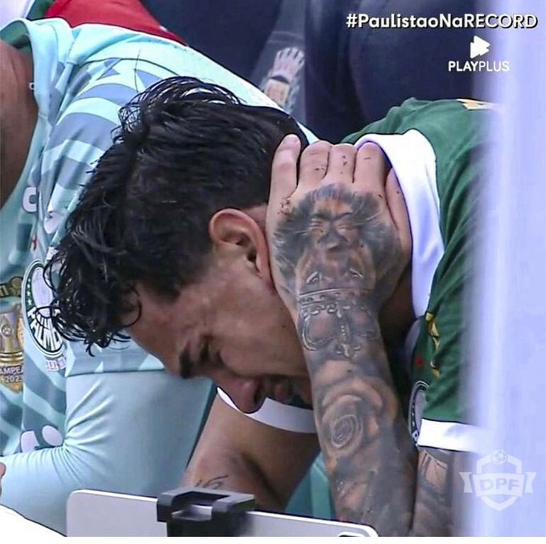 Gustavo Gómez, con expresión de mucho dolor en el banquillo.