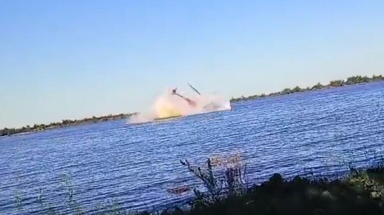 Helicóptero capotó haciendo maniobras peligrosas cerca de Rosario, sobrevolando el río Paraná a la altura del puente a Victoria.