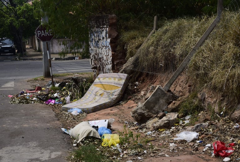 En la esquina de Garcete y Doctor Paiva se puede ver siempre gran cantidad de basura. El vertedero clandestino no es controlado por la comuna. 