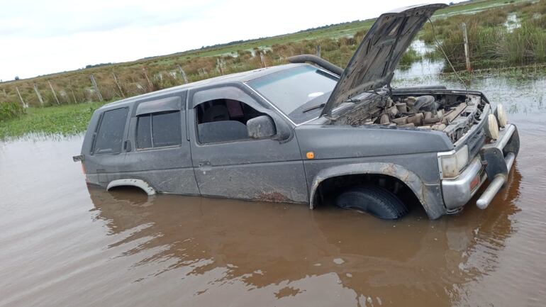 En tramo Tacuara´i ruta PY 04, muchas personas quedan atrapadas en medio del agua debido al pésimo estado del camino.