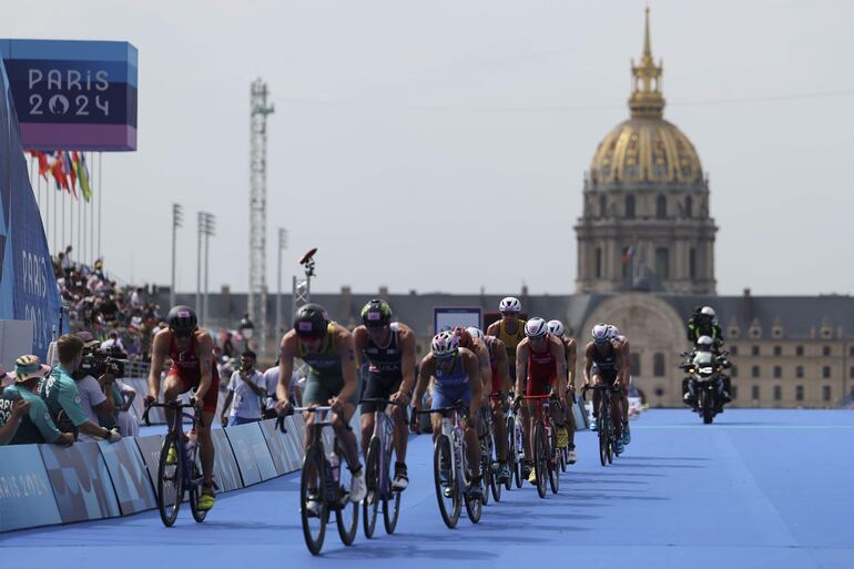 Un grupo de triatletas participan en la prueba de triatlón masculino de los Juegos Olímpicos de París 2024 este miércoles en París, Francia. 