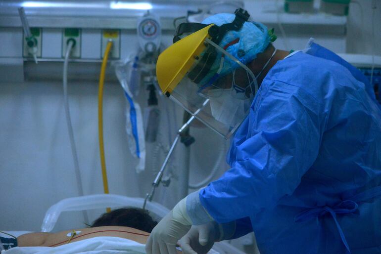 Médico en plena tarea en la sala de terapia intensiva del hospital Ingavi del IPS.