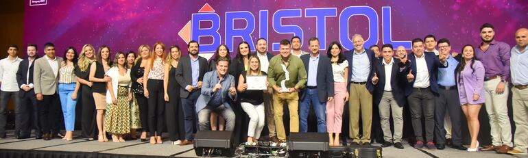 El equipo de Bristol celebra haber ganado un año más el Top of Mind.