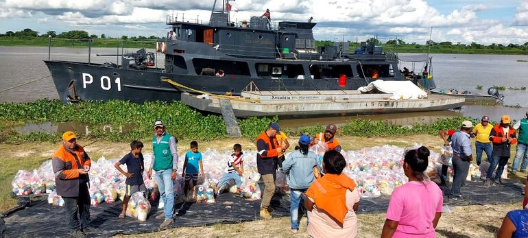 Familias Ishir de Puerto Diana recibiendo los kits de alimentos en el distrito de Bahía Negra.