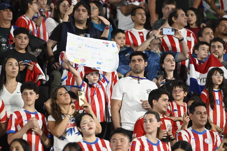 Los hinchas de Paraguay en la previa del partido frente a Argentina por las Eliminatorias Sudamericanas 2026 en el estadio Defensores del Chaco, en Asunción.