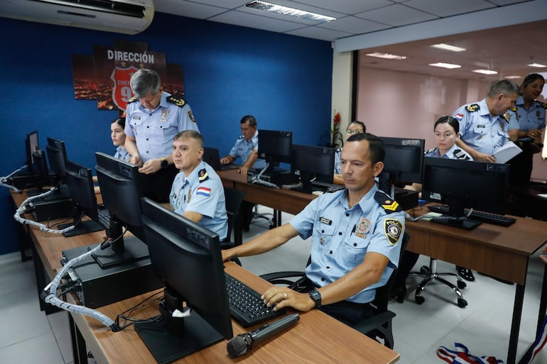 Imagen ilustrativa: uniformados de la Policía Nacional en el sistema 911. 