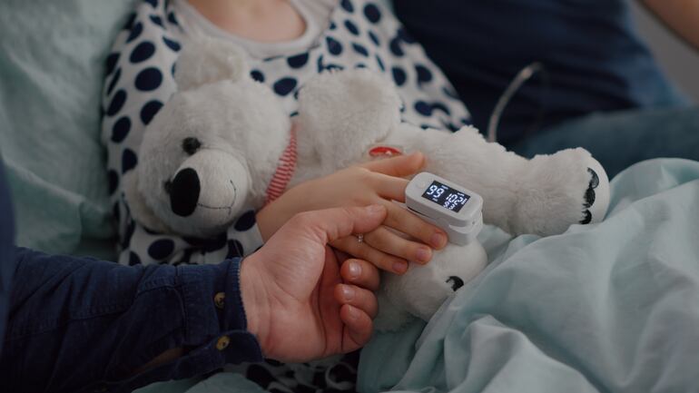 Una niña intoxicada con una nube de cloro se recupera en el hospital.